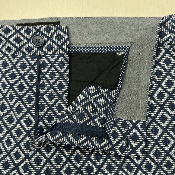 Banana Republic Factory Hampton Fit Geometric Print Navy and White Shorts Size 8 - Picture 3 of 10